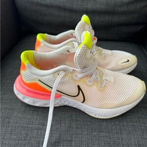 Like new Nike tennis shoes